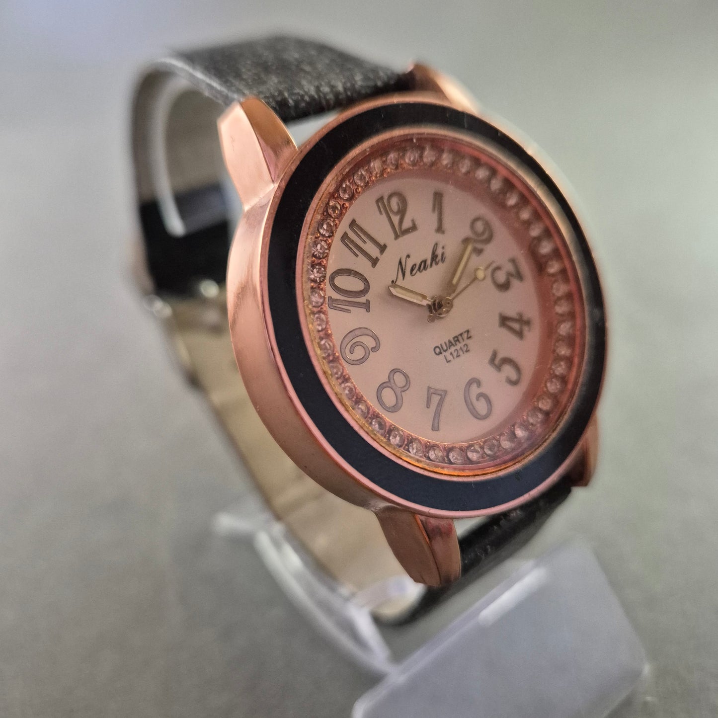 Neaki Damenarmband Uhr – Roségold mit Glitzer und Retro-Zahlen
