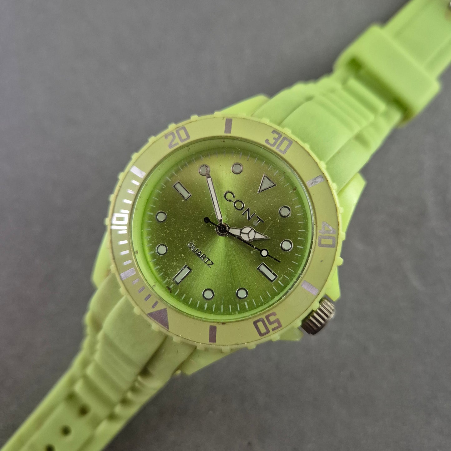 Sportliche Cont Quarz Uhr in Limettengrün – Auffälliges Design für Trendsetter