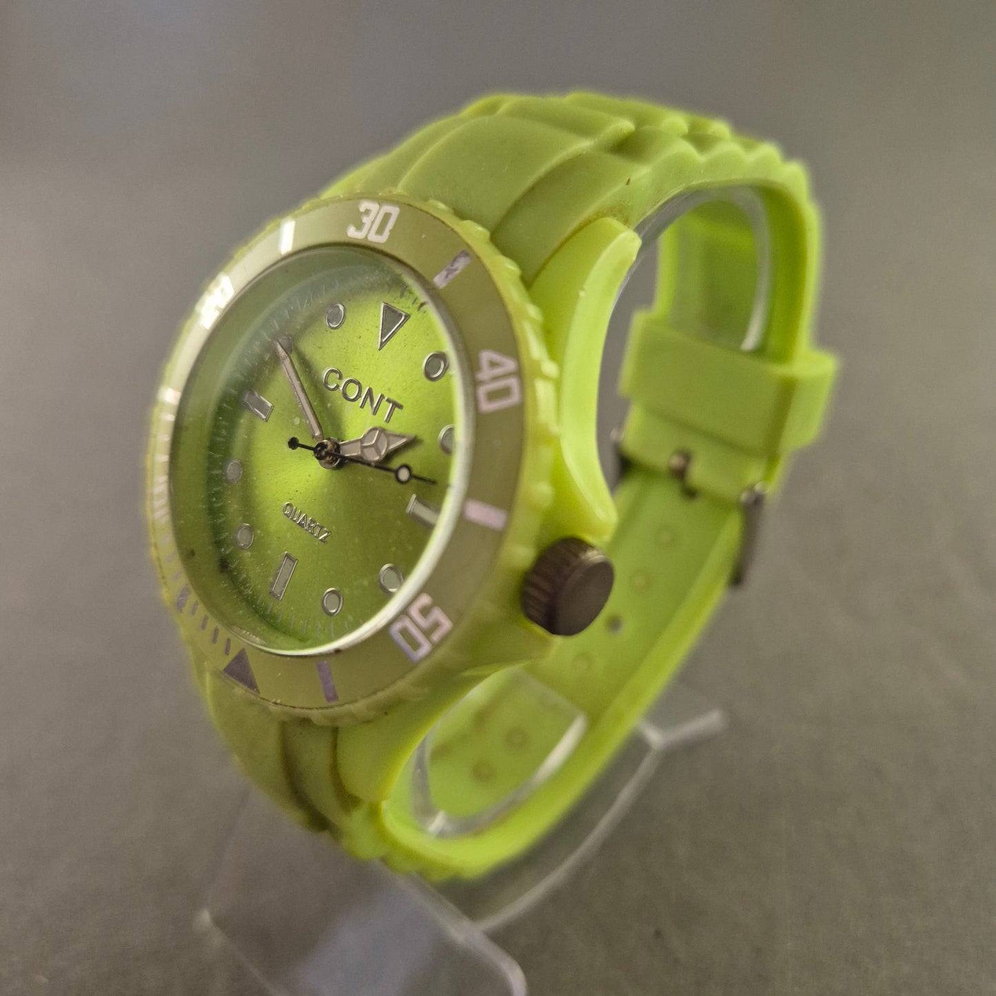 Sportliche Cont Quarz Uhr in Limettengrün – Auffälliges Design für Trendsetter