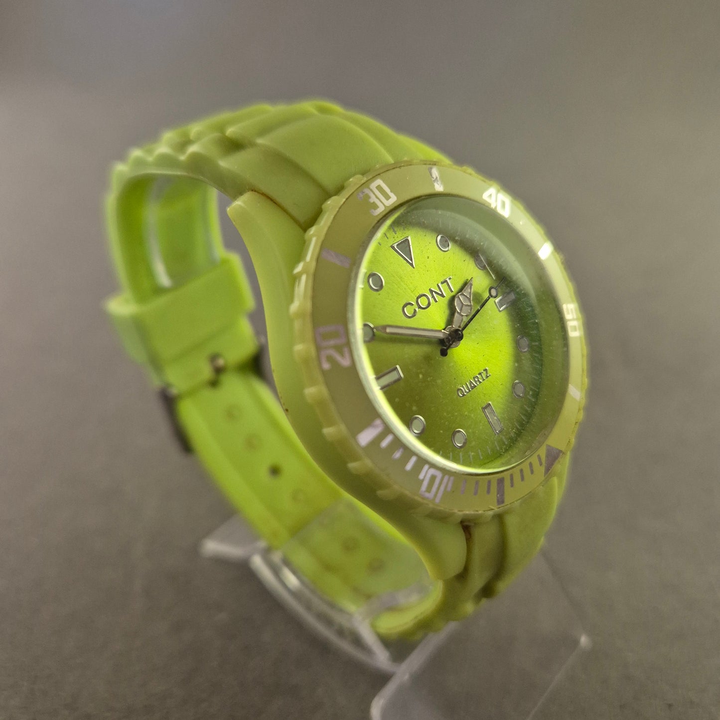 Sportliche Cont Quarz Uhr in Limettengrün – Auffälliges Design für Trendsetter