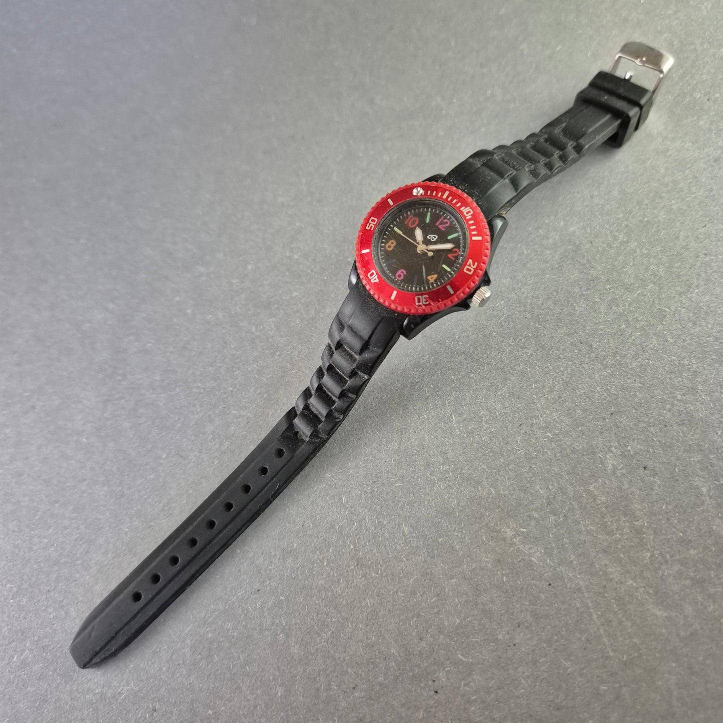 Bunte Kinder Quarz Uhr mit roter Lünette – Robust und farbenfroh