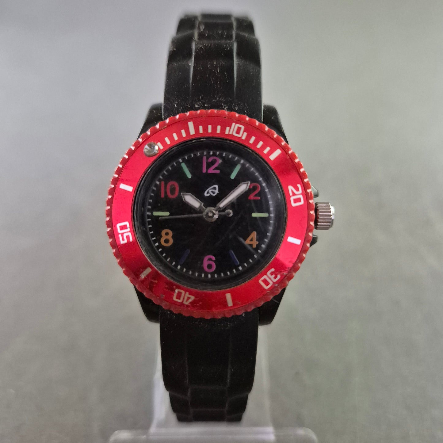 Bunte Kinder Quarz Uhr mit roter Lünette – Robust und farbenfroh