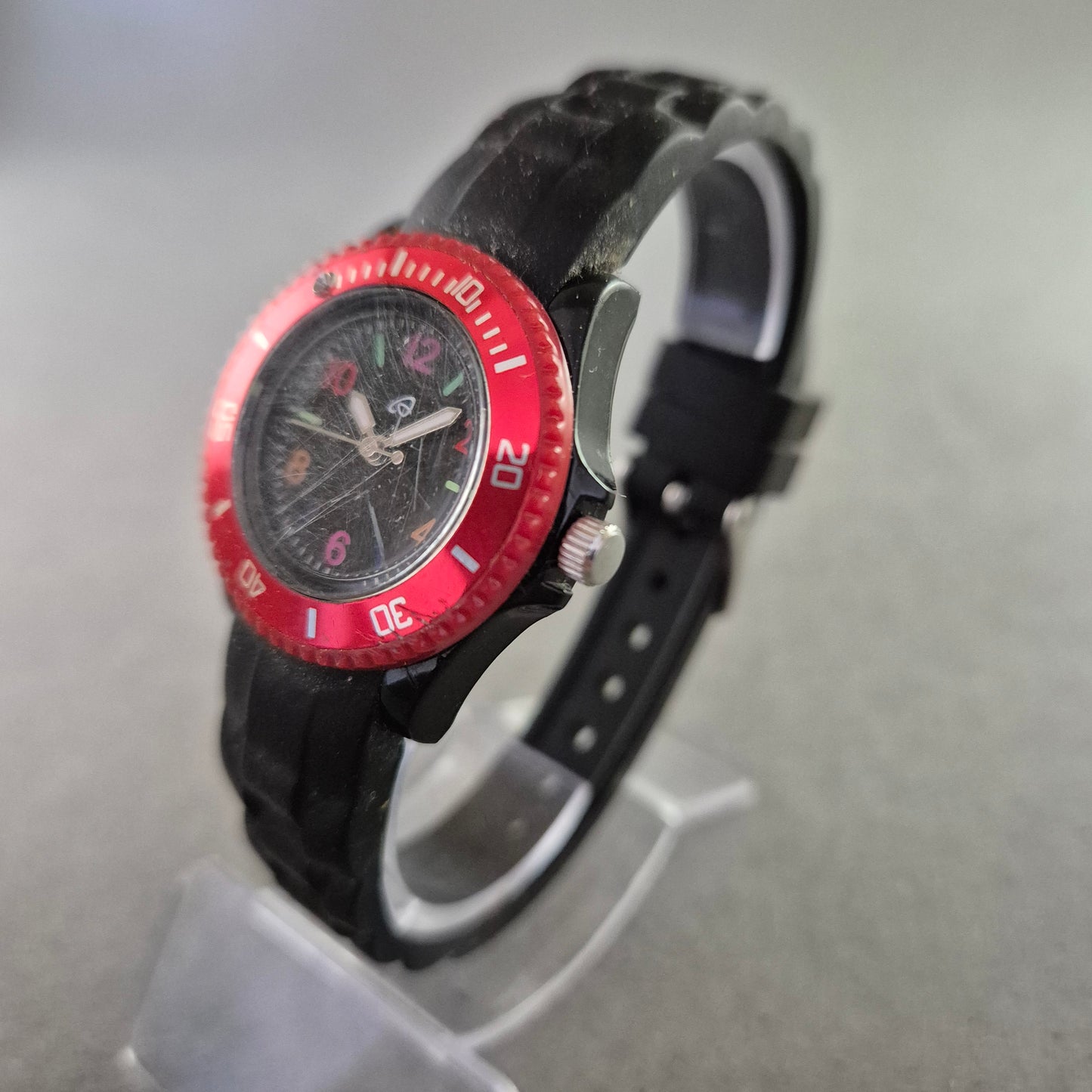 Bunte Kinder Quarz Uhr mit roter Lünette – Robust und farbenfroh