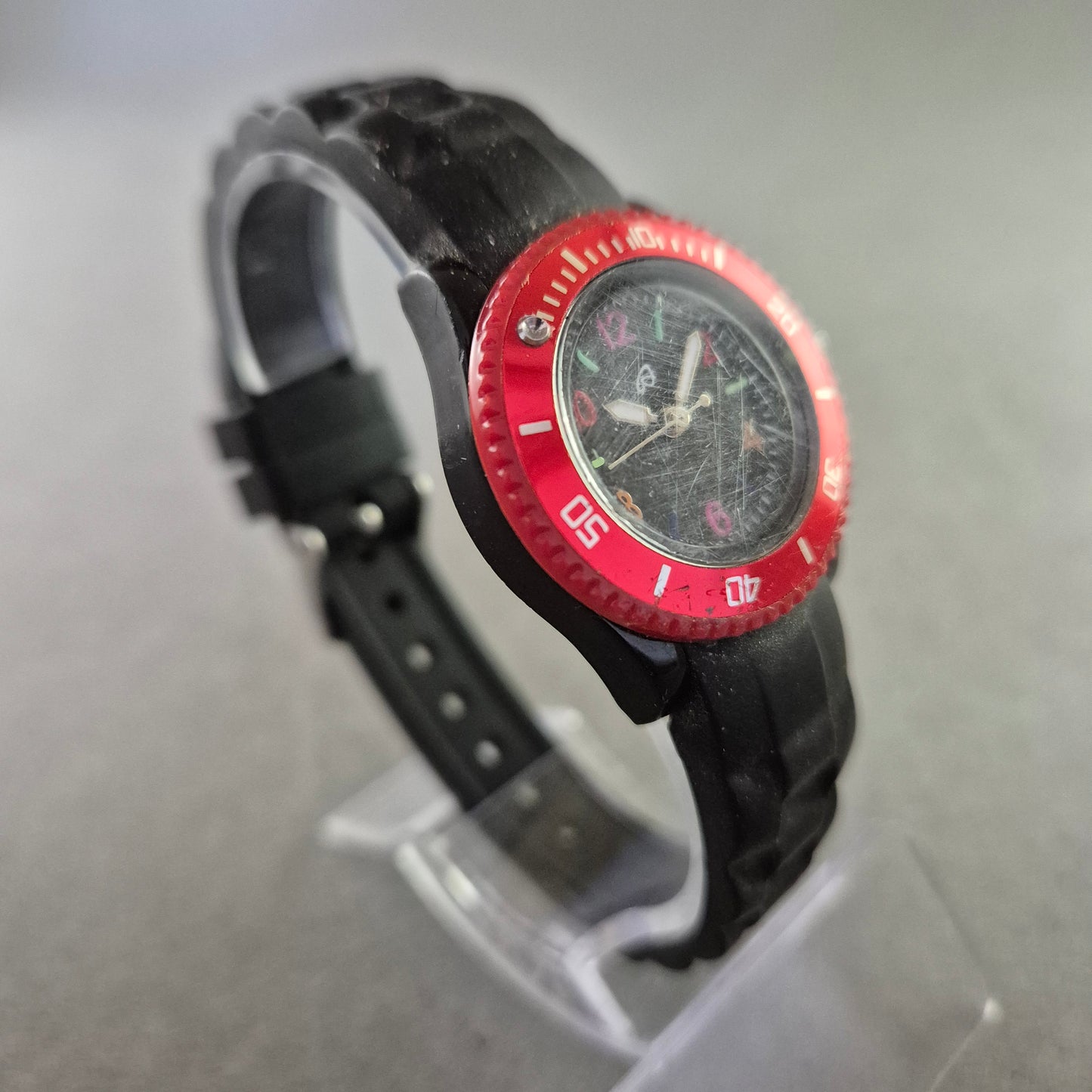 Bunte Kinder Quarz Uhr mit roter Lünette – Robust und farbenfroh