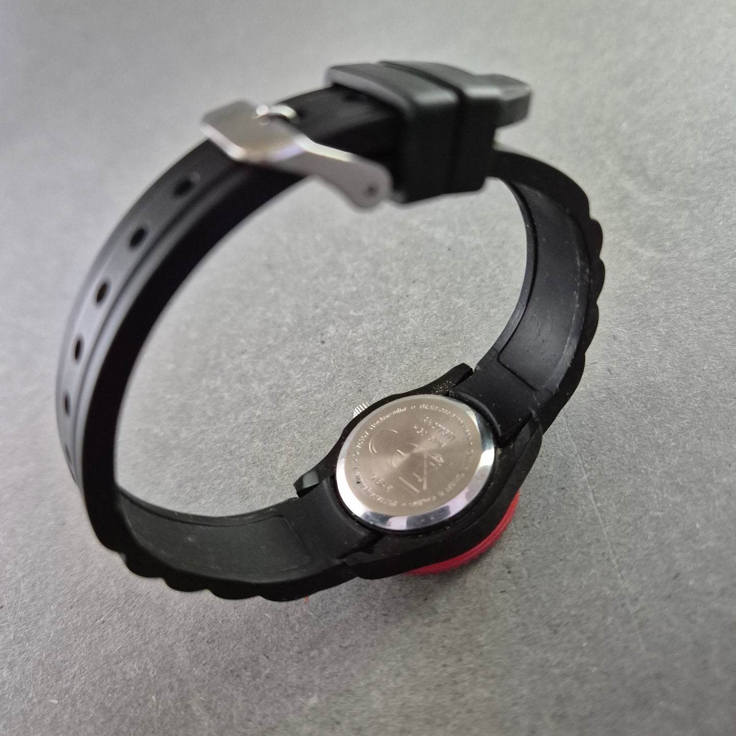 Bunte Kinder Quarz Uhr mit roter Lünette – Robust und farbenfroh