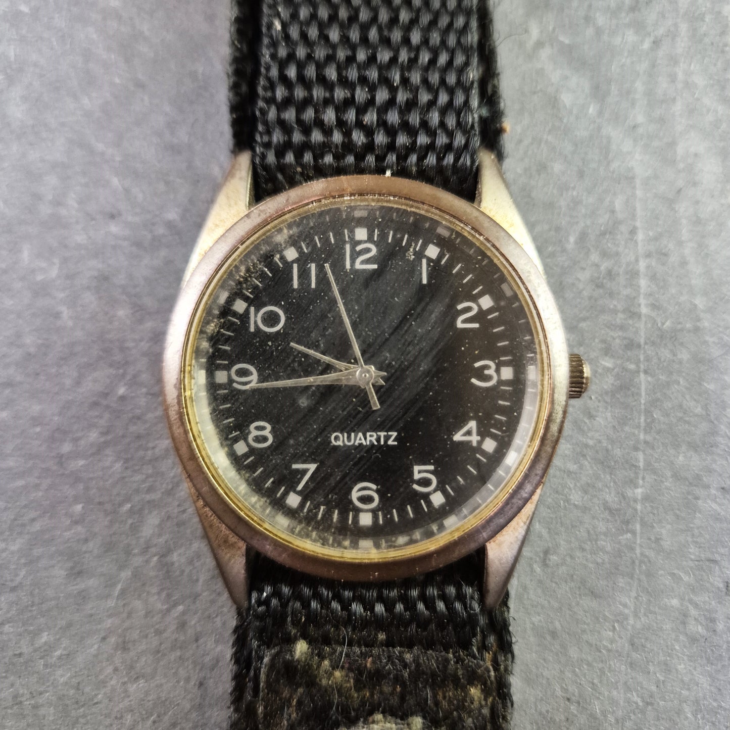 Klassische R.M.M. Quarz Uhr – Robustes Design mit Textilarmband