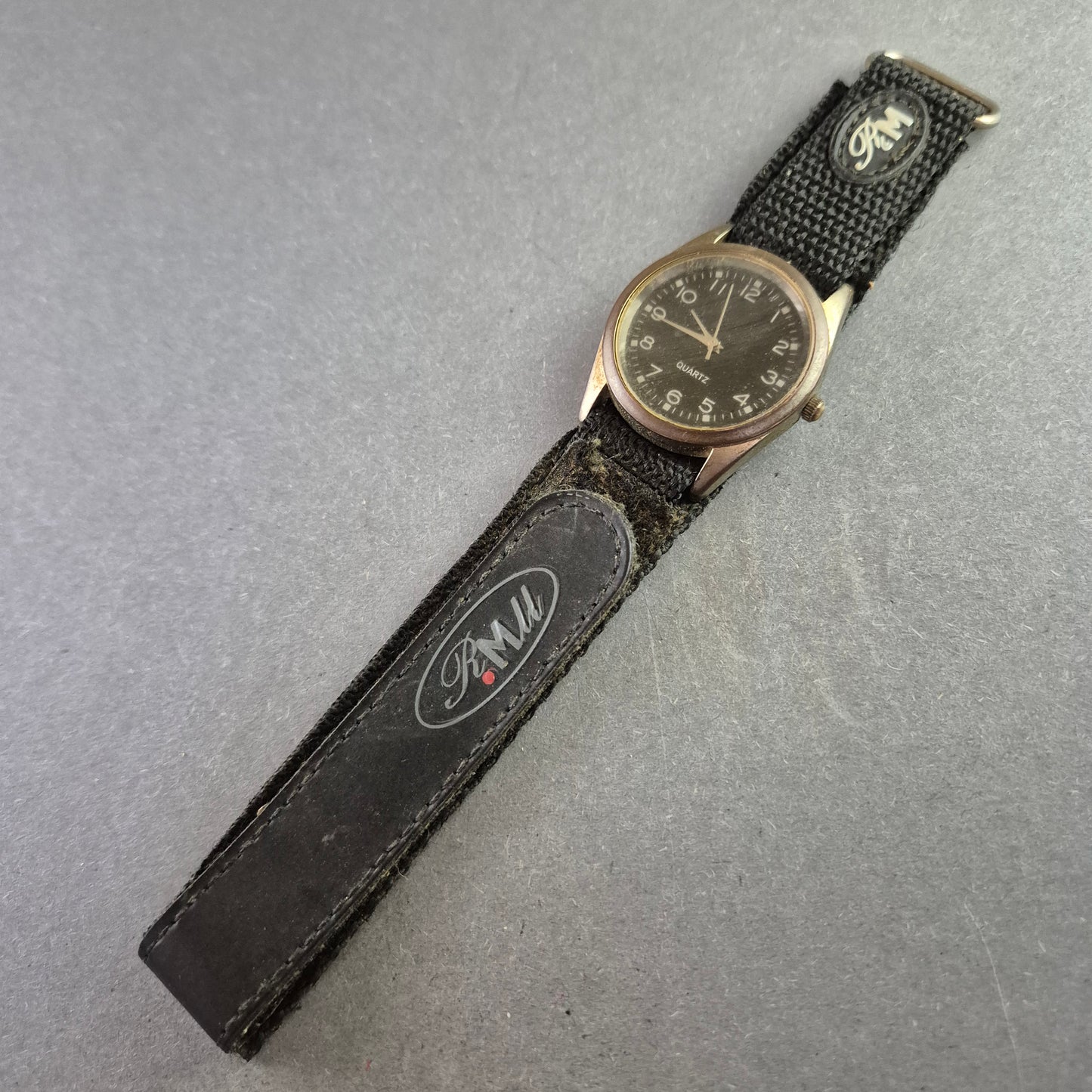 Klassische R.M.M. Quarz Uhr – Robustes Design mit Textilarmband