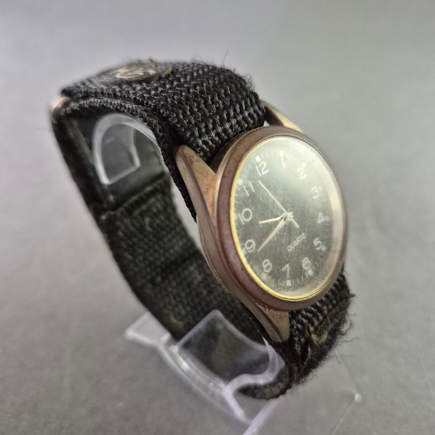 Klassische R.M.M. Quarz Uhr – Robustes Design mit Textilarmband