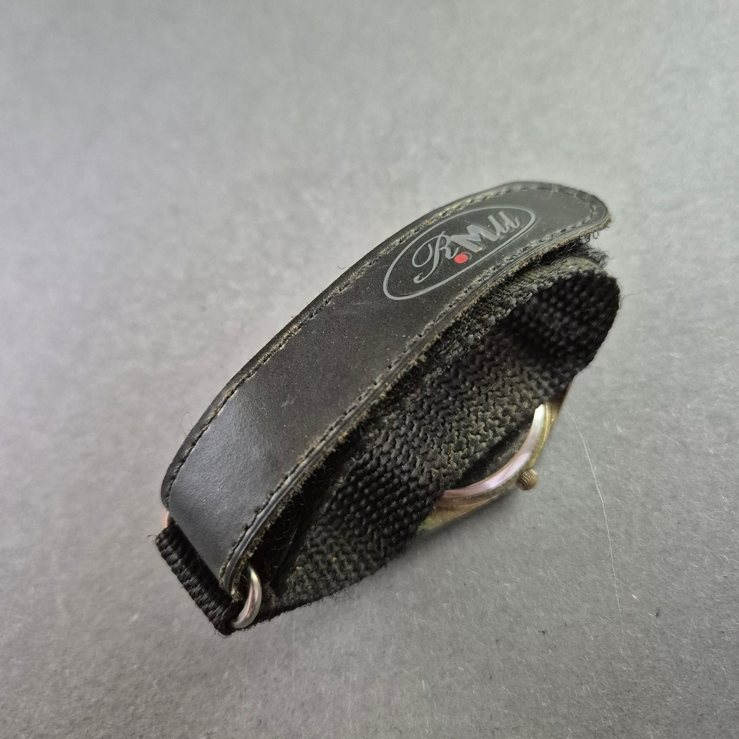 Klassische R.M.M. Quarz Uhr – Robustes Design mit Textilarmband