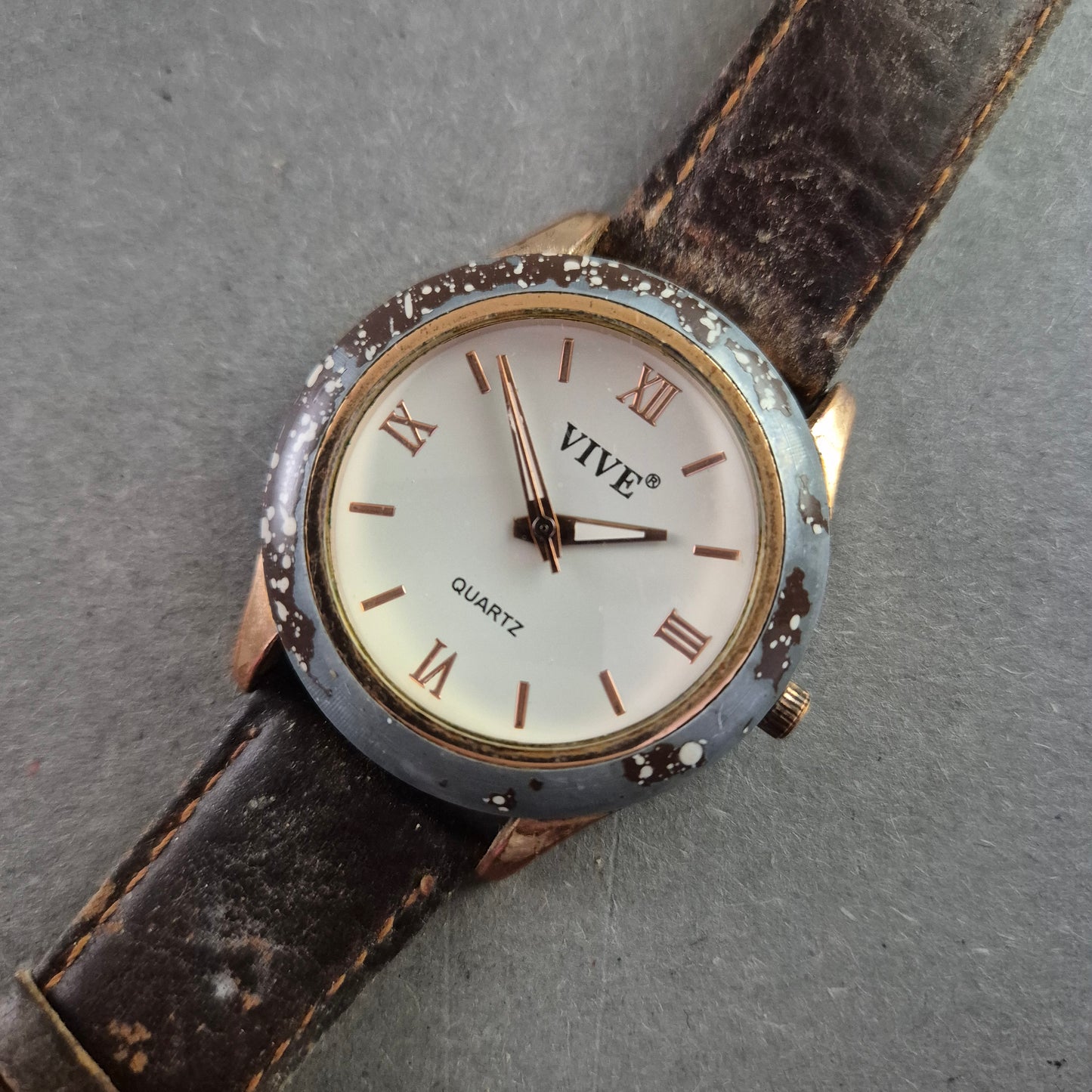 Elegante VIVE Quarz Uhr – Klassisches Design mit römischen Zahlen