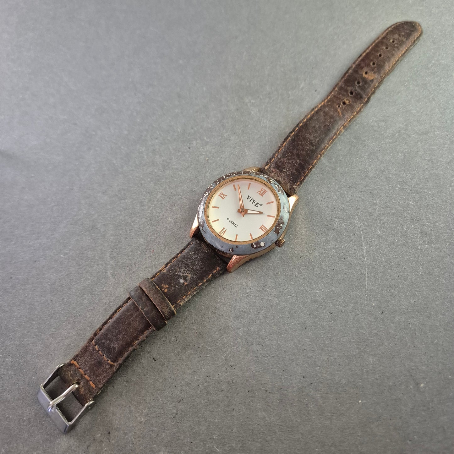 Elegante VIVE Quarz Uhr – Klassisches Design mit römischen Zahlen