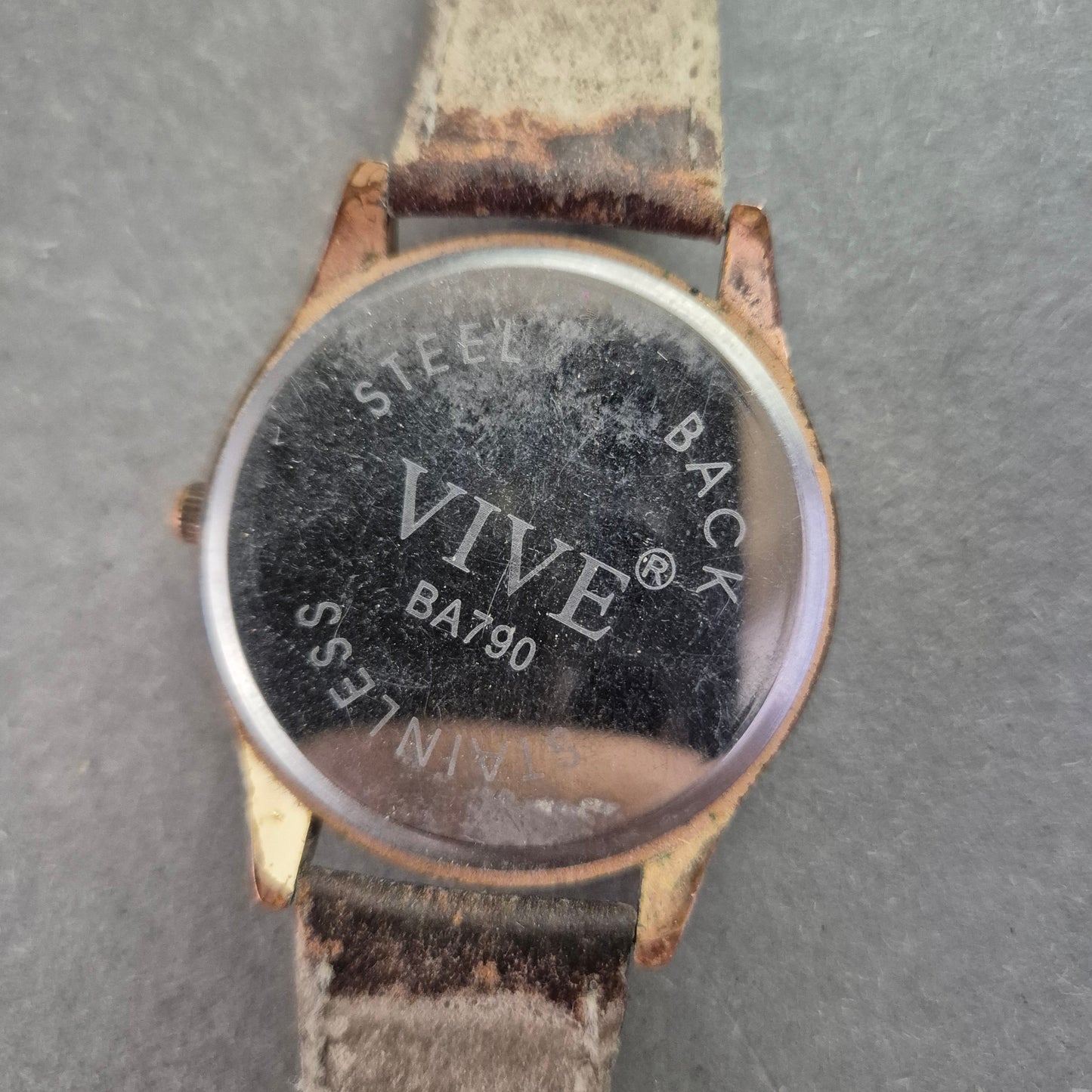 Elegante VIVE Quarz Uhr – Klassisches Design mit römischen Zahlen