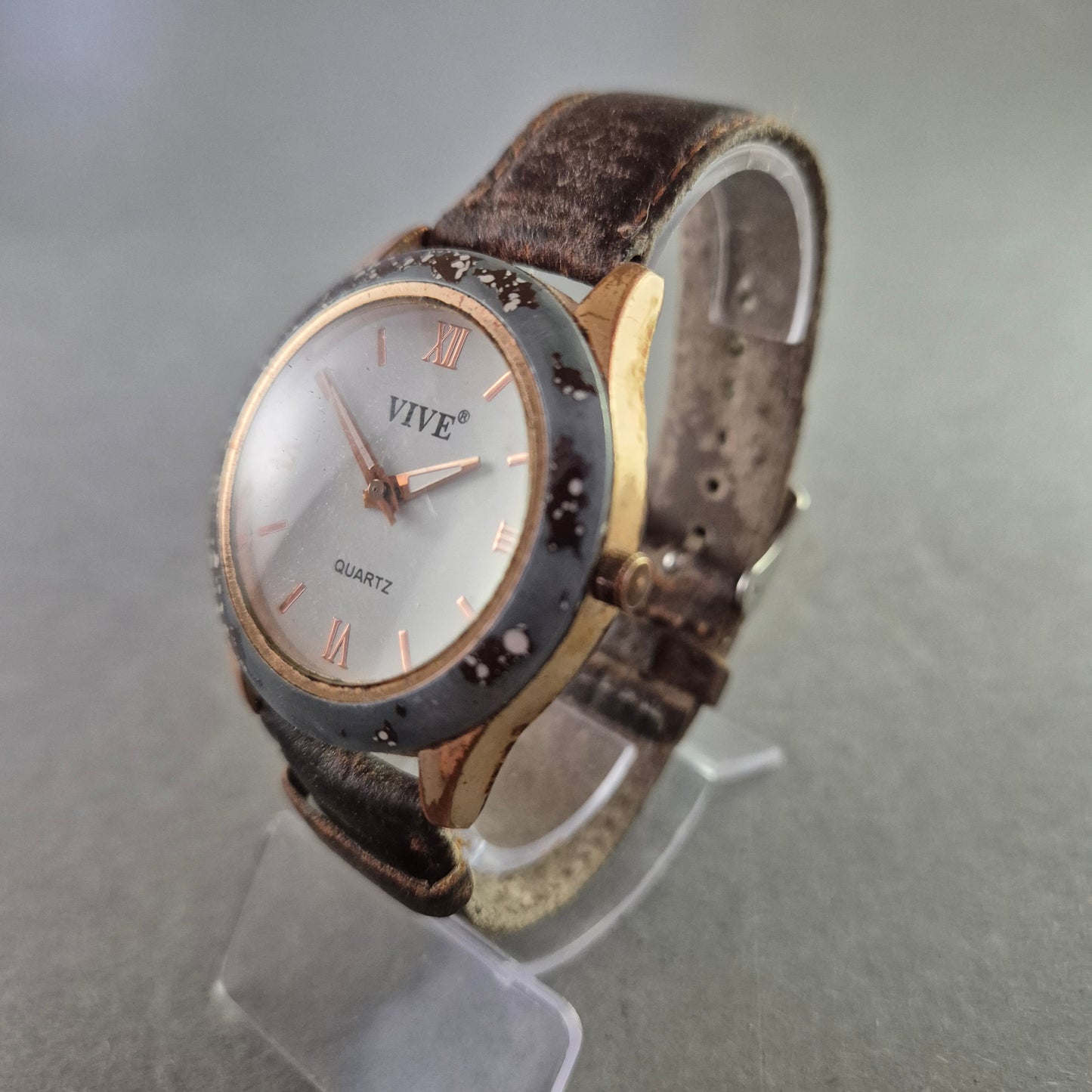 Elegante VIVE Quarz Uhr – Klassisches Design mit römischen Zahlen