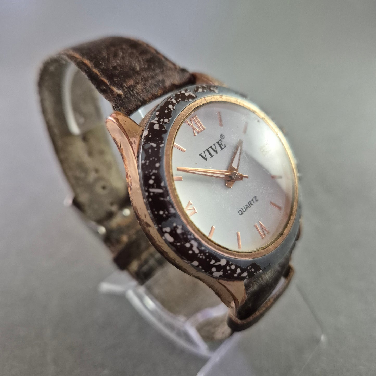 Elegante VIVE Quarz Uhr – Klassisches Design mit römischen Zahlen