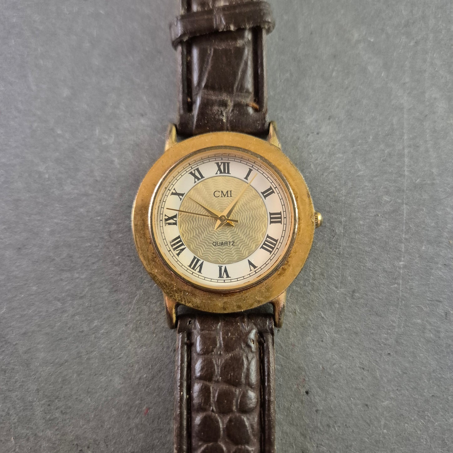 CMI Quarz Uhr im Vintage-Stil – Goldgehäuse mit römischen Zahlen
