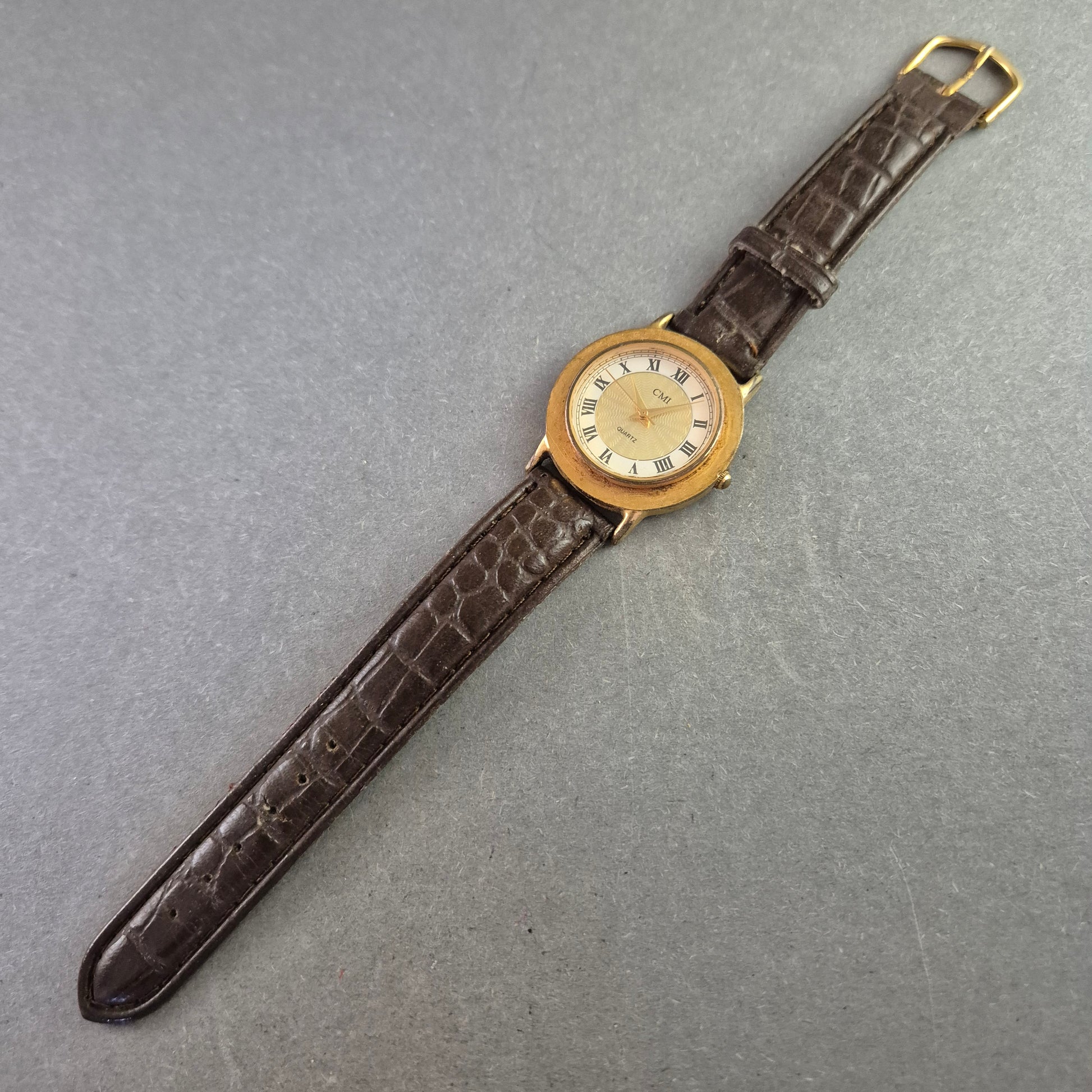 CMI Quarz Uhr im Vintage-Stil – Goldgehäuse mit römischen Zahlen