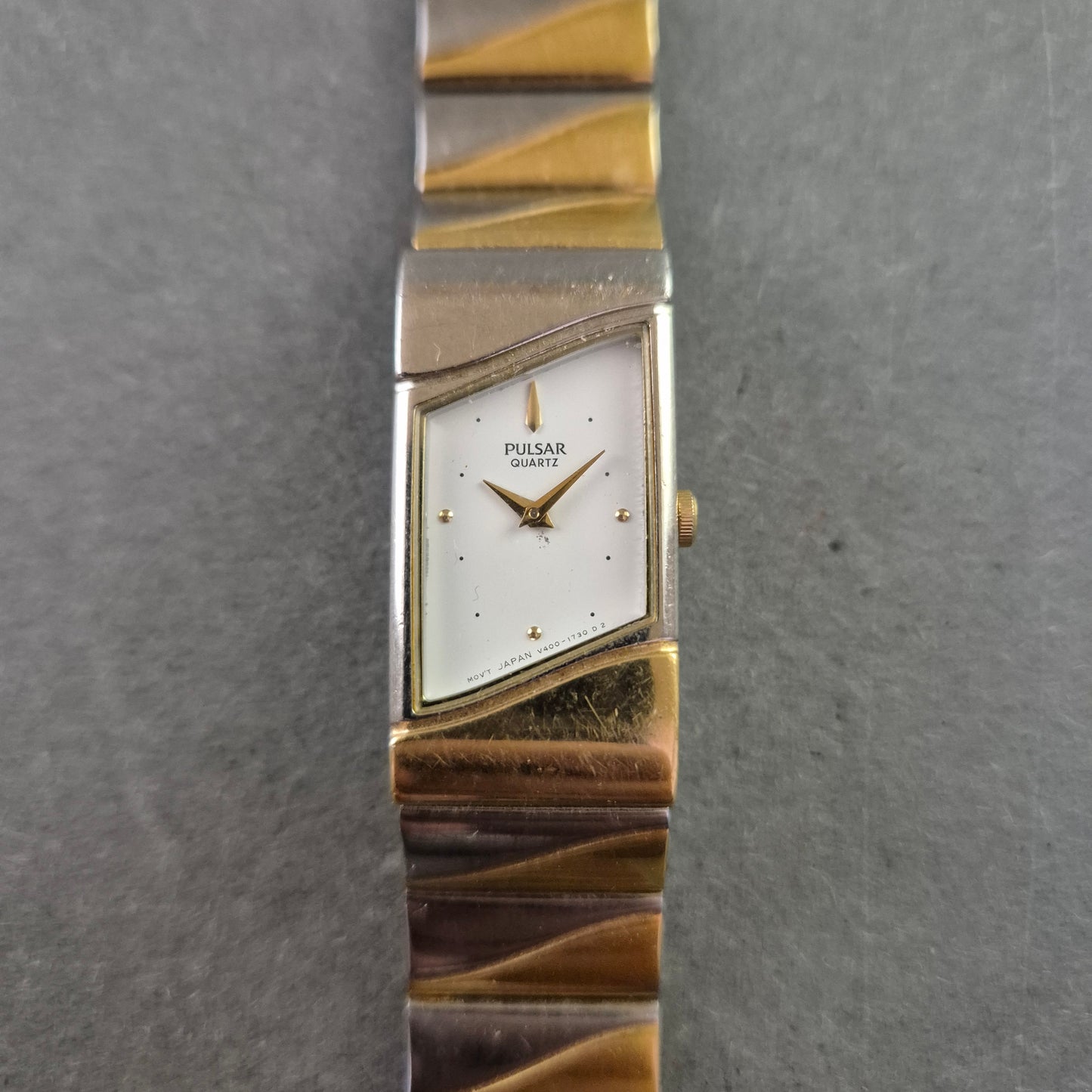 Elegante Pulsar Quarz Uhr – Bicolor-Design mit rechteckigem Gehäuse