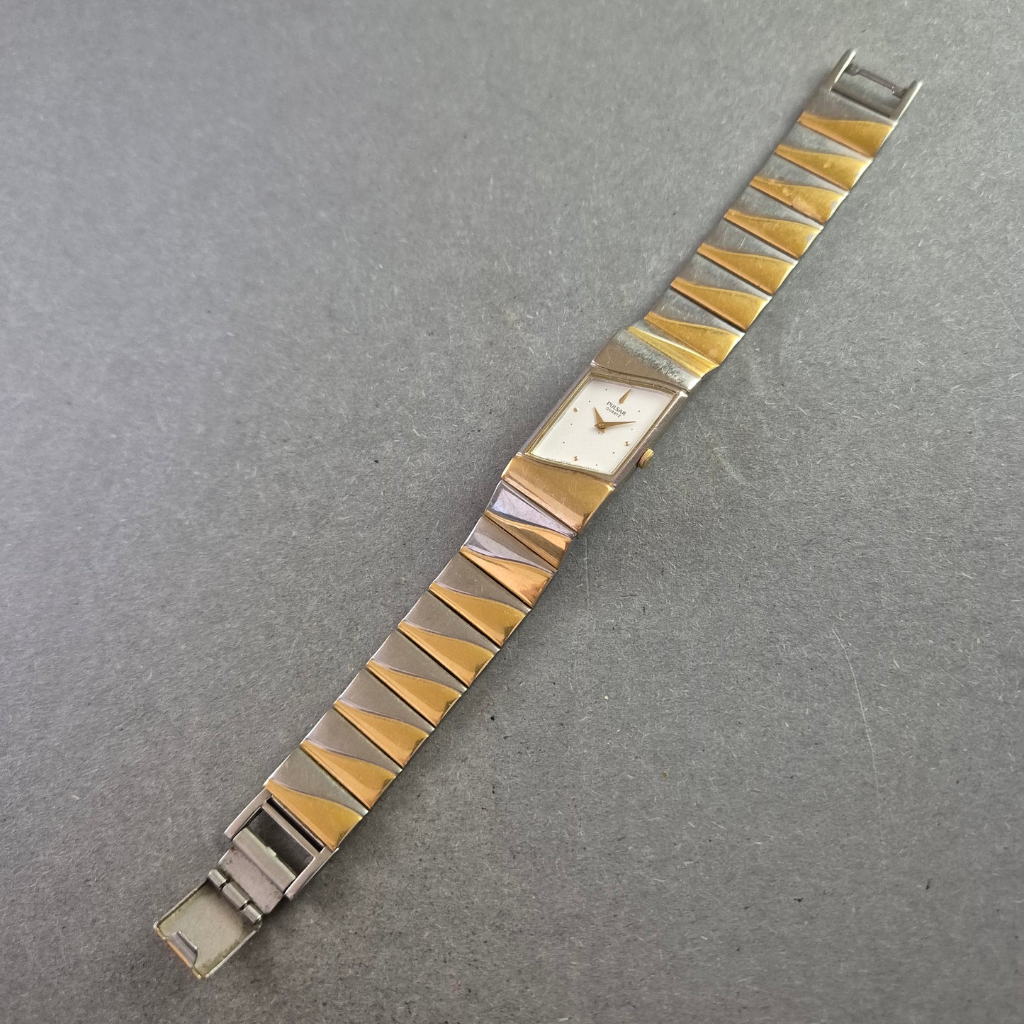 Elegante Pulsar Quarz Uhr – Bicolor-Design mit rechteckigem Gehäuse