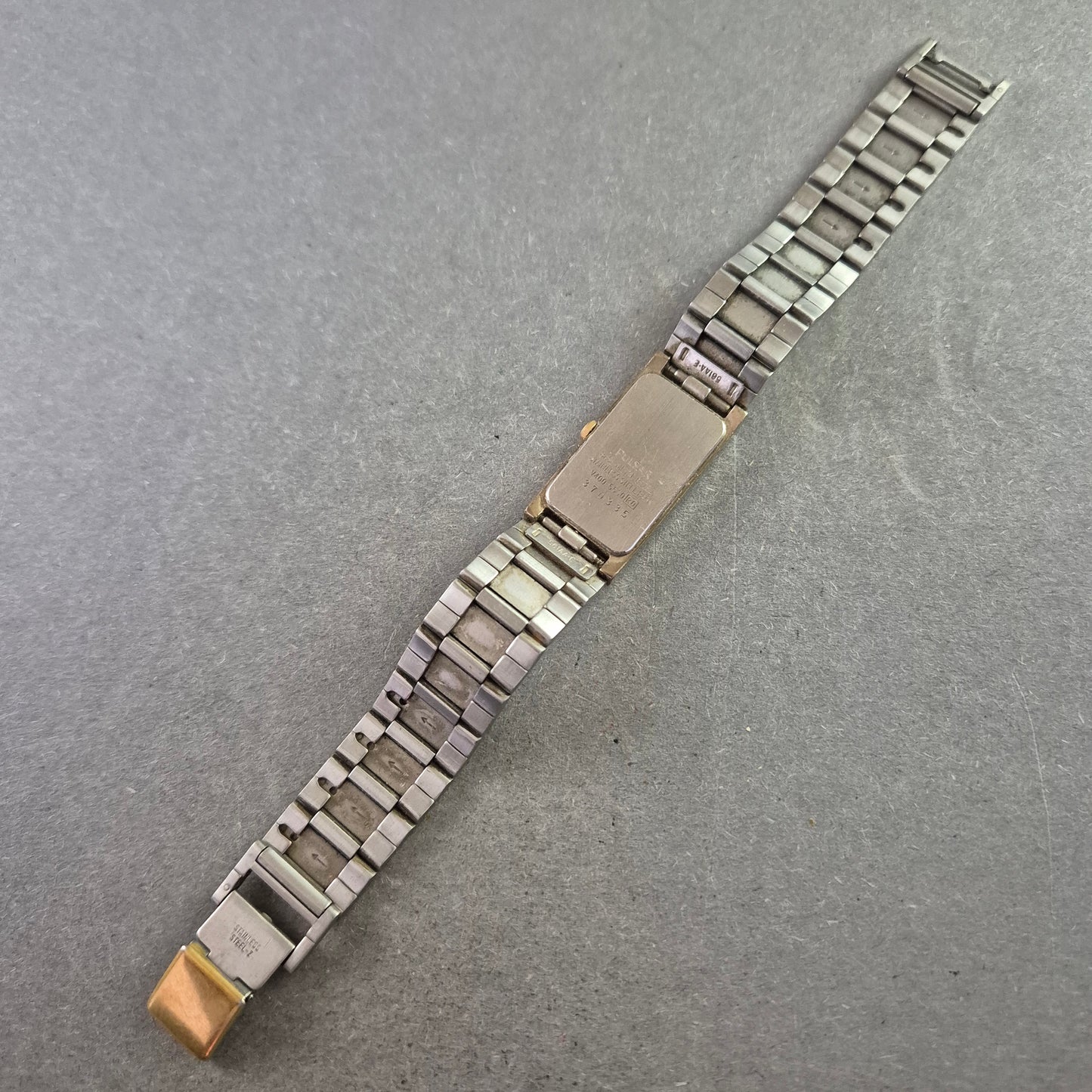 Elegante Pulsar Quarz Uhr – Bicolor-Design mit rechteckigem Gehäuse