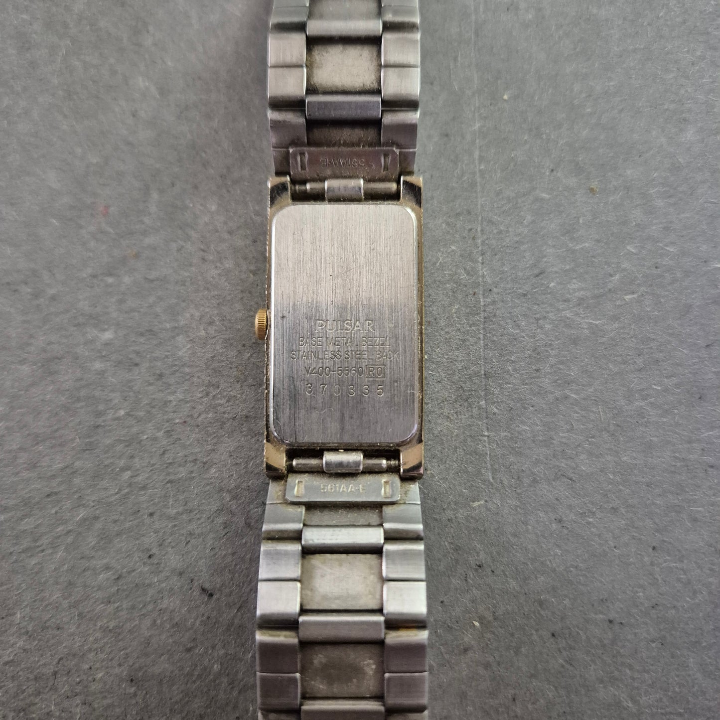 Elegante Pulsar Quarz Uhr – Bicolor-Design mit rechteckigem Gehäuse