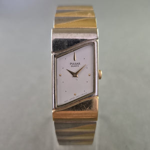Elegante Pulsar Quarz Uhr – Bicolor-Design mit rechteckigem Gehäuse