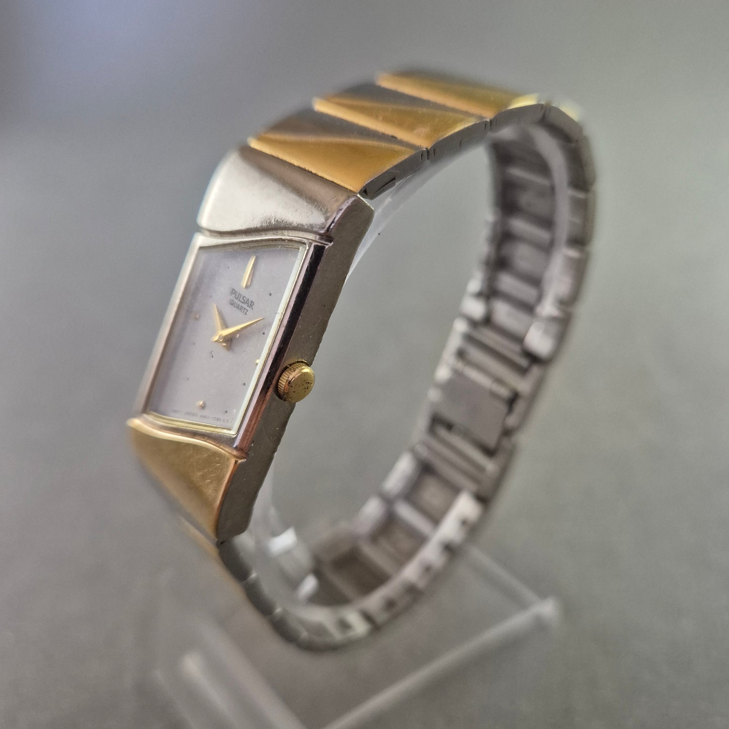 Elegante Pulsar Quarz Uhr – Bicolor-Design mit rechteckigem Gehäuse