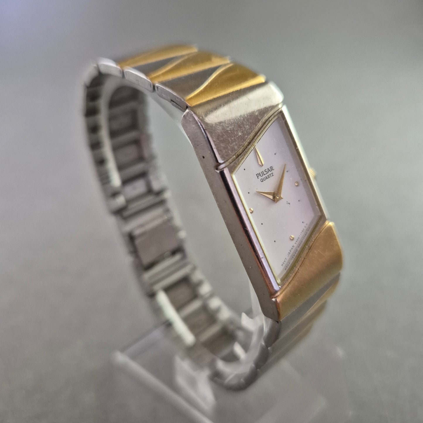 Elegante Pulsar Quarz Uhr – Bicolor-Design mit rechteckigem Gehäuse