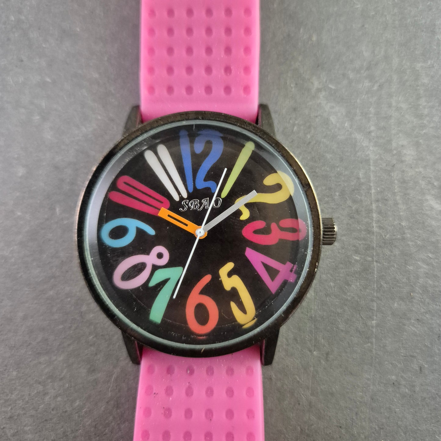 SBAO Quarz Uhr mit buntem Zifferblatt – Verspielt & auffällig in Pink