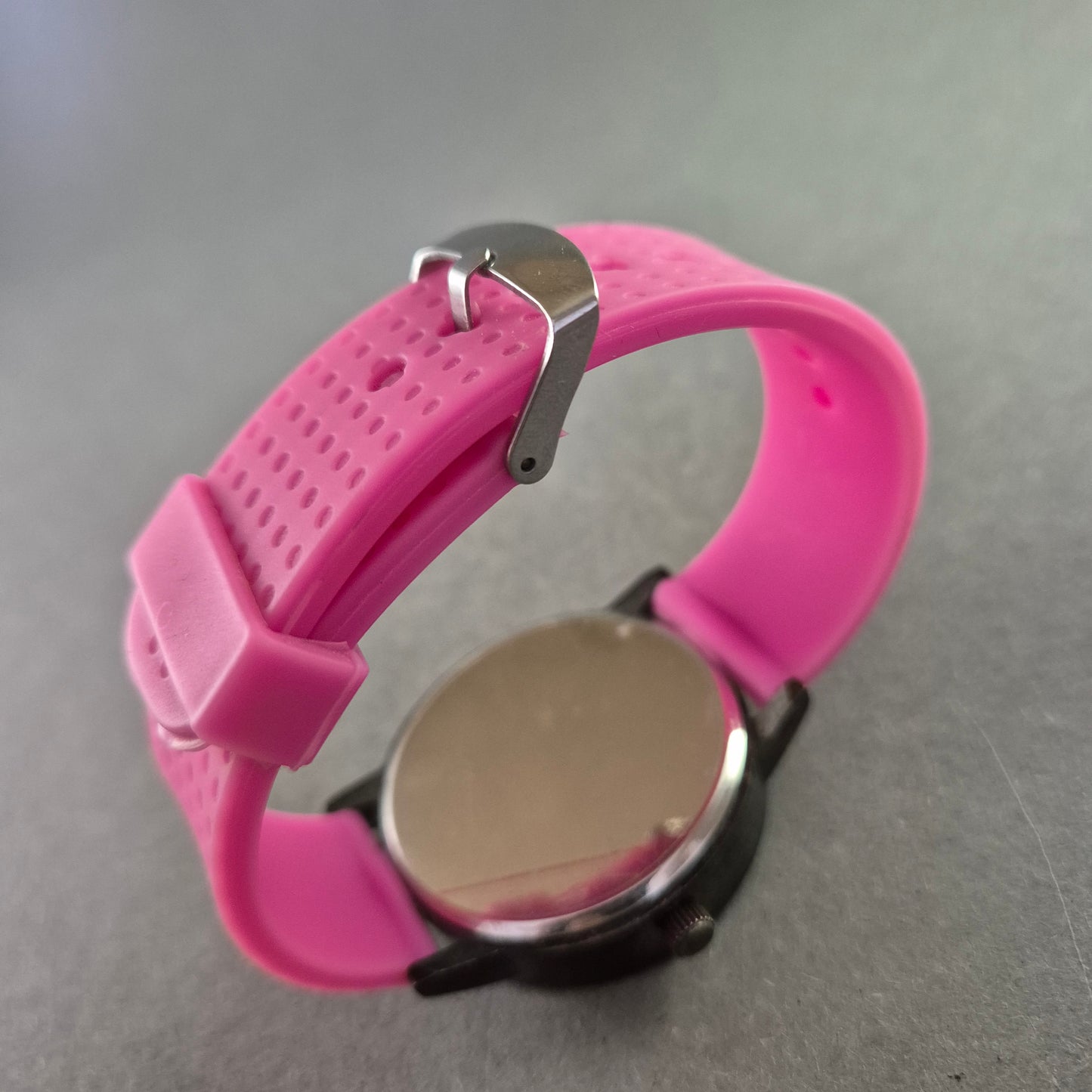 SBAO Quarz Uhr mit buntem Zifferblatt – Verspielt & auffällig in Pink