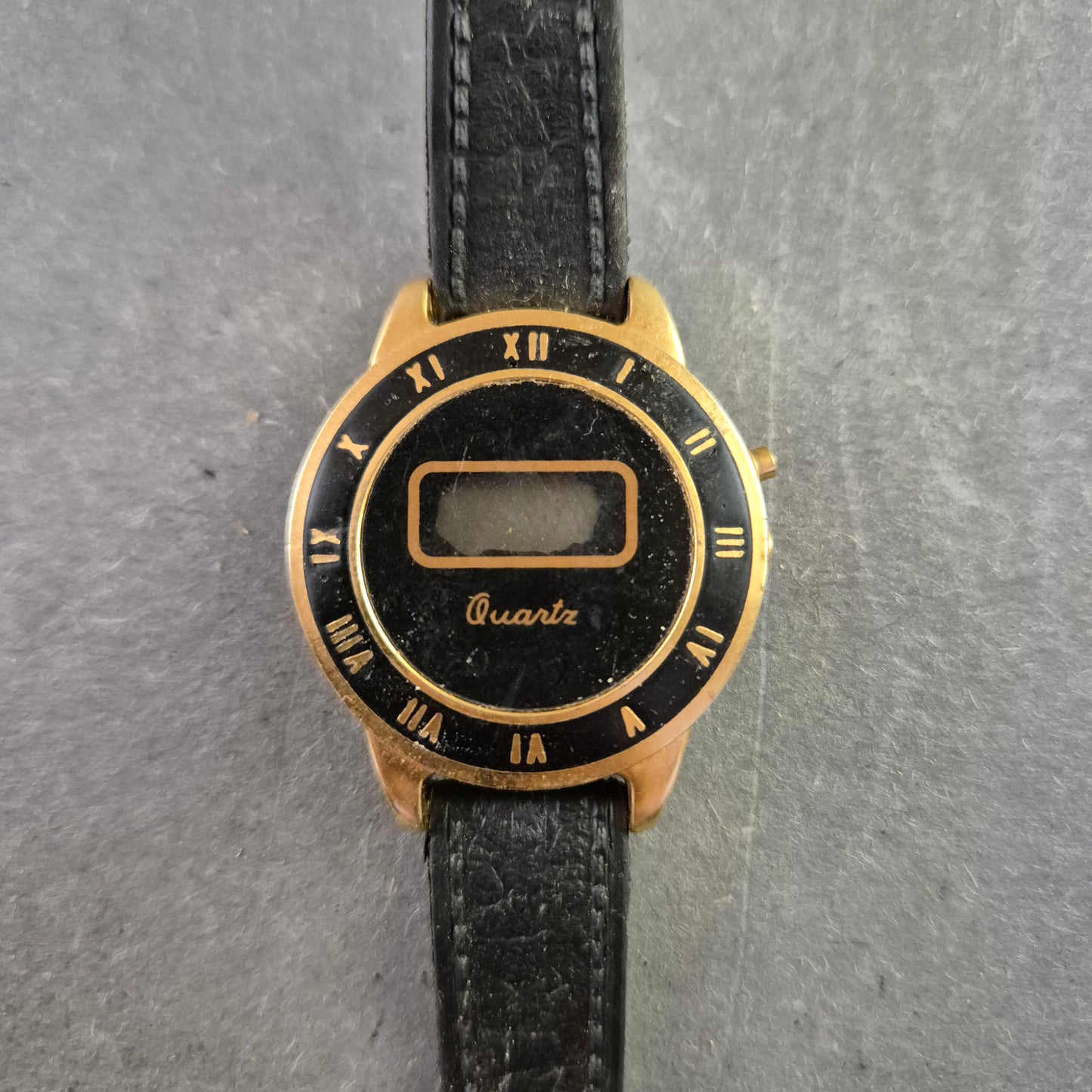 Retro Digital Quarz Uhr – Gold-Schwarz mit römischen Zahlen