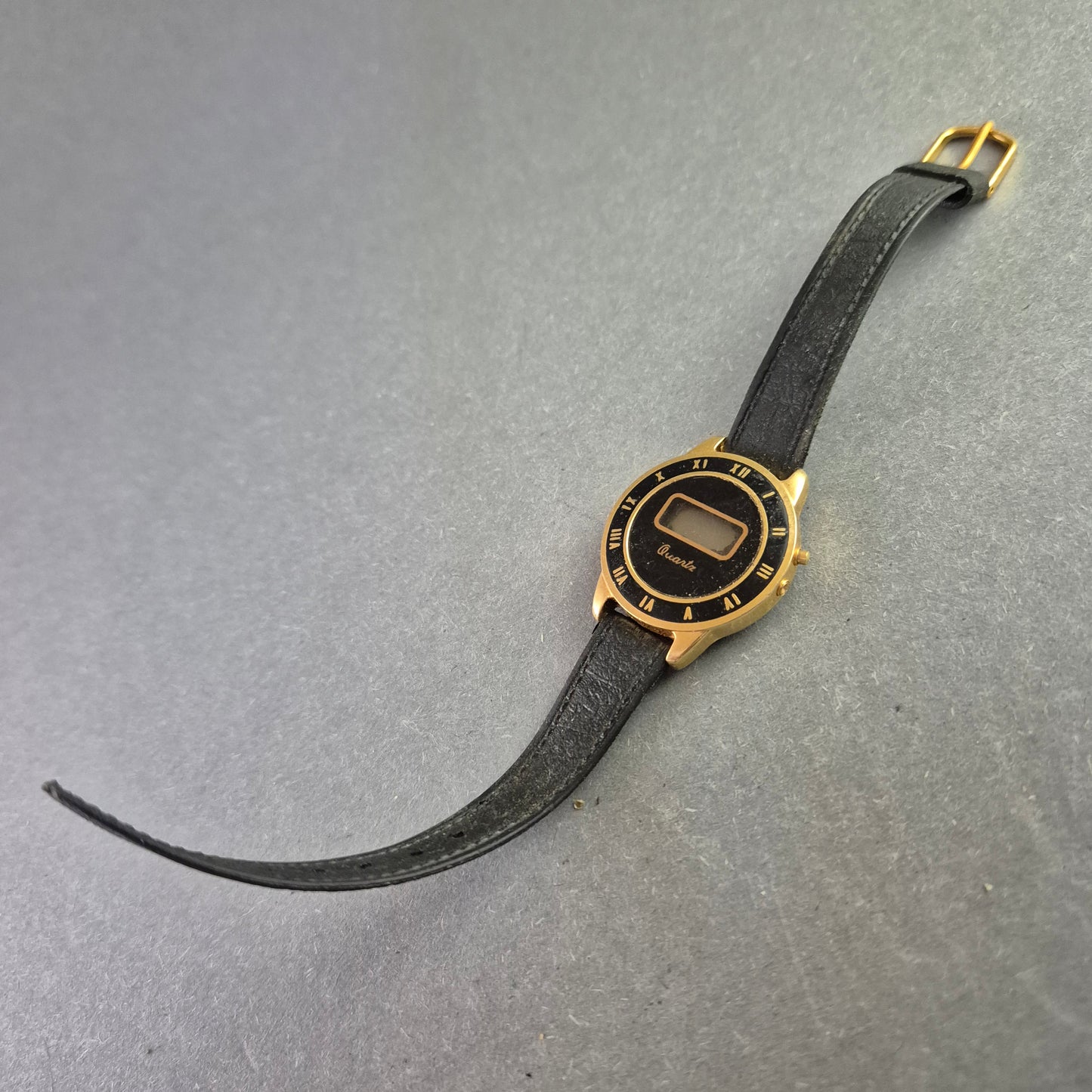 Retro Digital Quarz Uhr – Gold-Schwarz mit römischen Zahlen