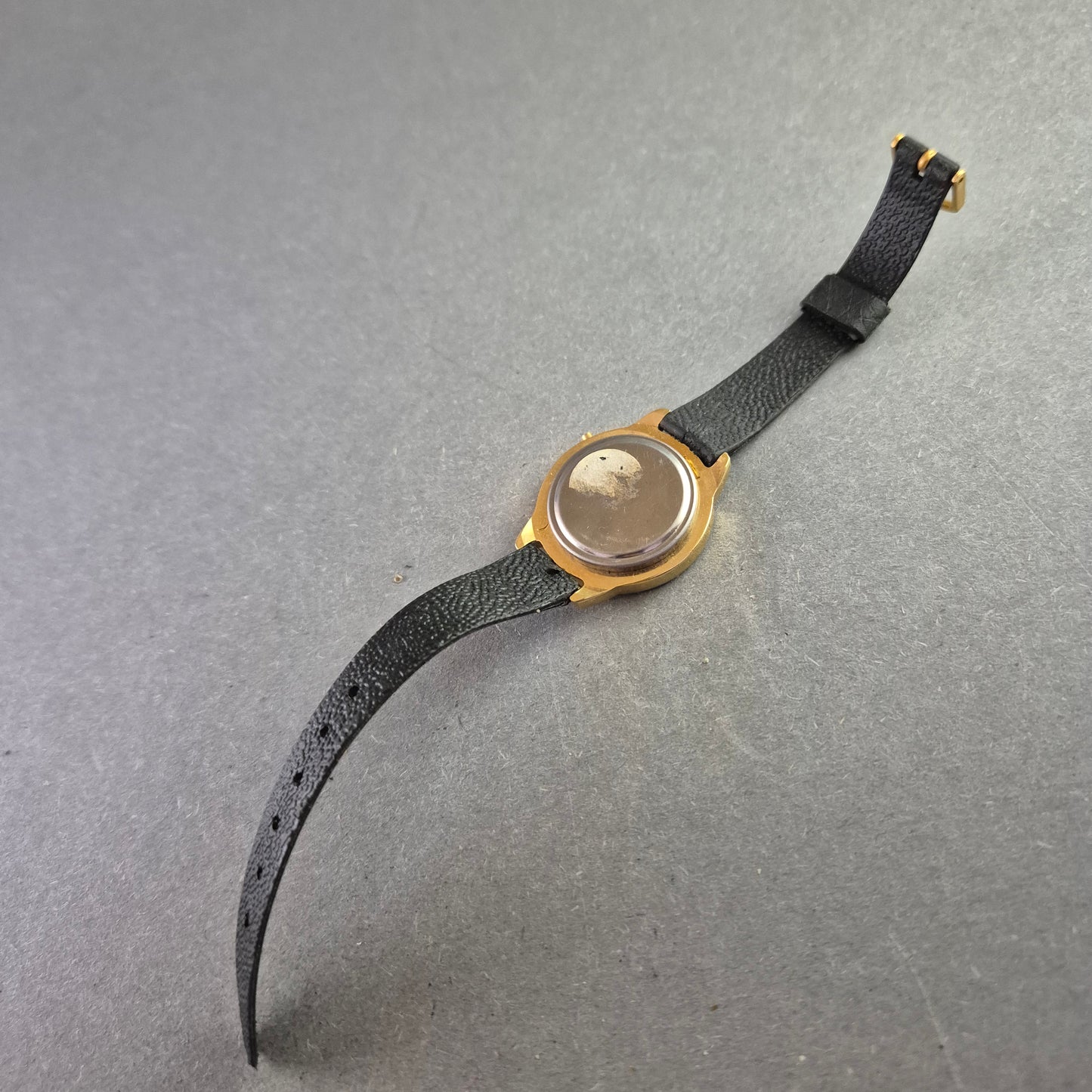 Retro Digital Quarz Uhr – Gold-Schwarz mit römischen Zahlen