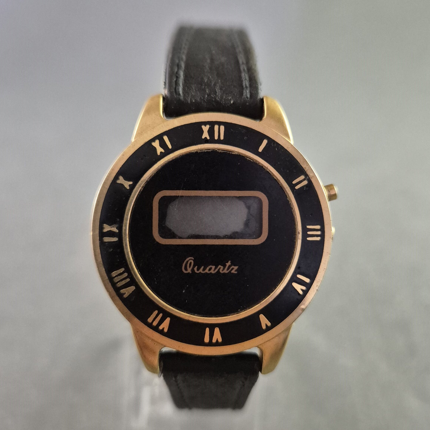 Retro Digital Quarz Uhr – Gold-Schwarz mit römischen Zahlen