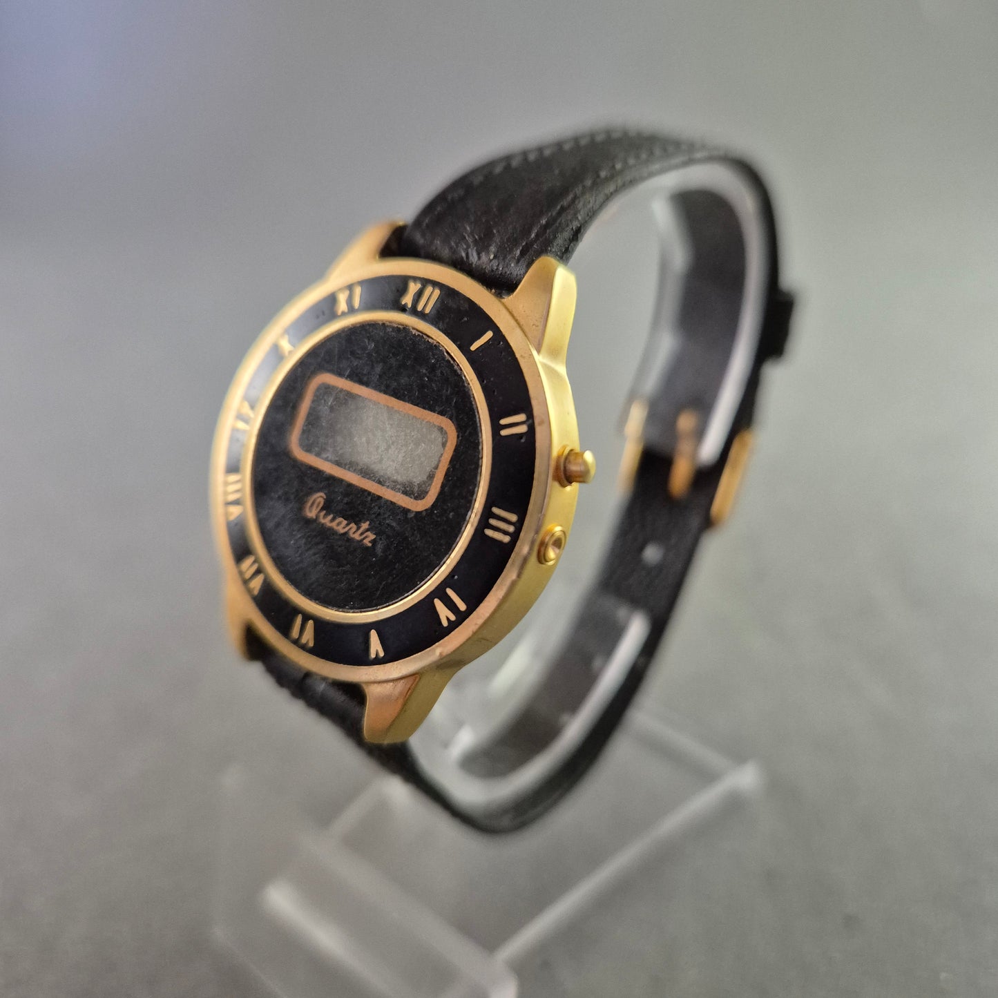 Retro Digital Quarz Uhr – Gold-Schwarz mit römischen Zahlen