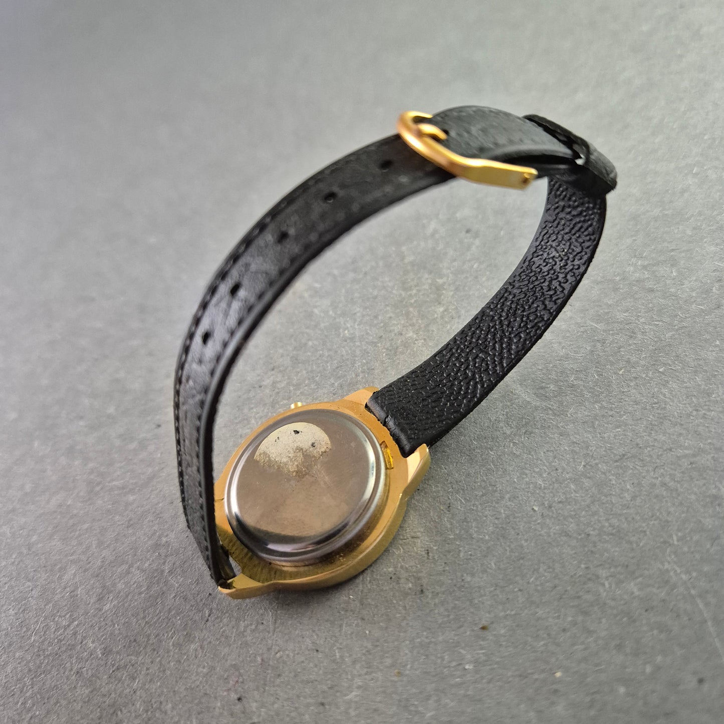 Retro Digital Quarz Uhr – Gold-Schwarz mit römischen Zahlen