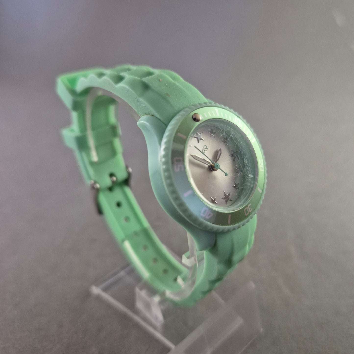 Mintgrüne Kinder Quarz Uhr – Sternen Design & 5 BAR Wasserschutz