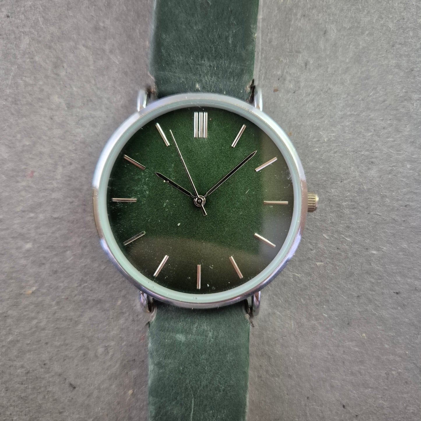 Minimalistische Quarz Uhr – Grünes Zifferblatt & Lederarmband