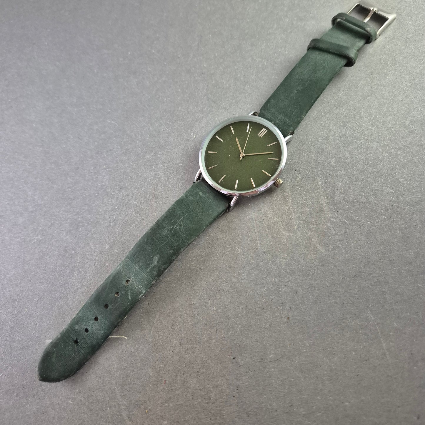 Minimalistische Quarz Uhr – Grünes Zifferblatt & Lederarmband