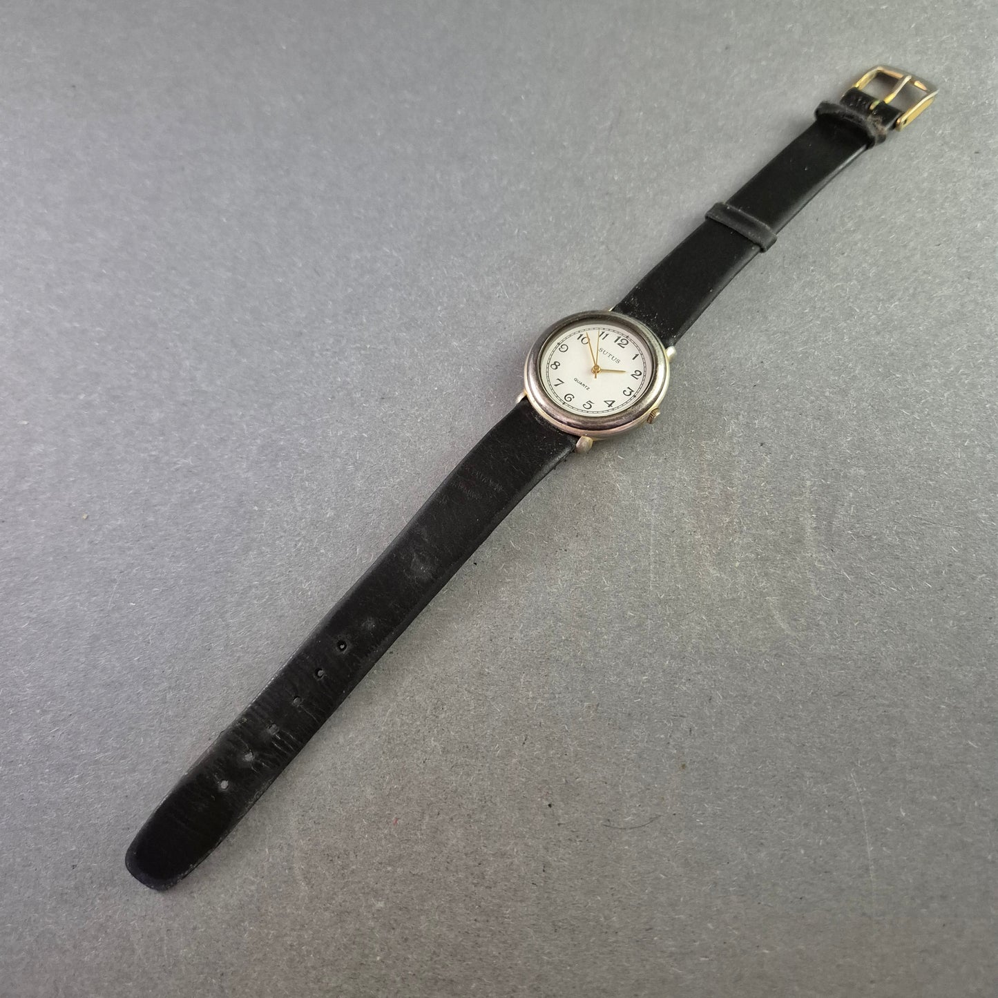 Schlichte SUTUS Damenarmband Uhr – Klassisch und gut lesbar