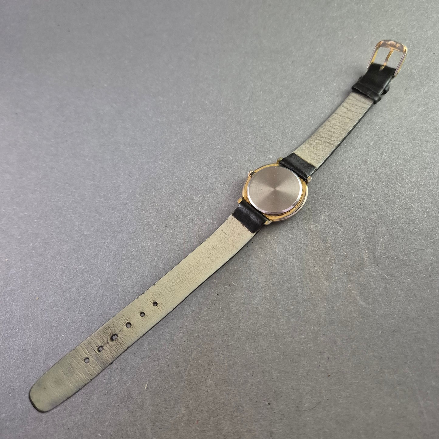 Schlichte SUTUS Damenarmband Uhr – Klassisch und gut lesbar