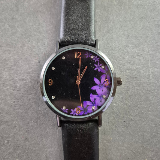 Elegante Damenarmbanduhr von Eternal Love – Blütenzauber in Violett