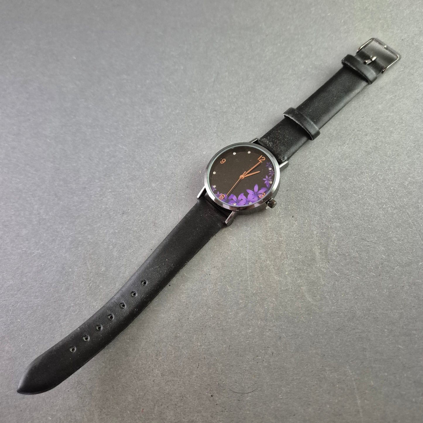 Elegante Damenarmbanduhr von Eternal Love – Blütenzauber in Violett