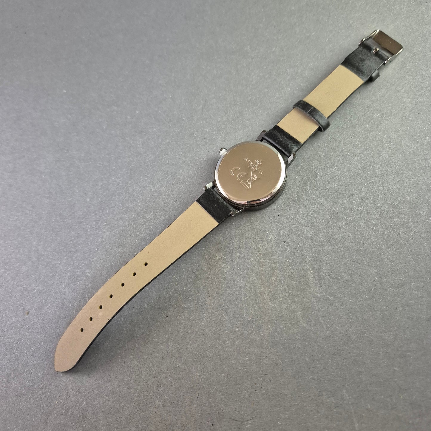 Elegante Damenarmbanduhr von Eternal Love – Blütenzauber in Violett