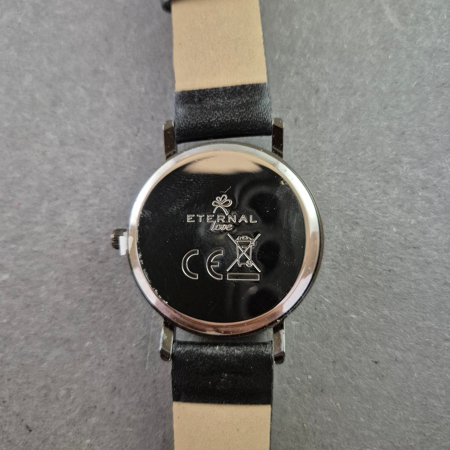 Elegante Damenarmbanduhr von Eternal Love – Blütenzauber in Violett