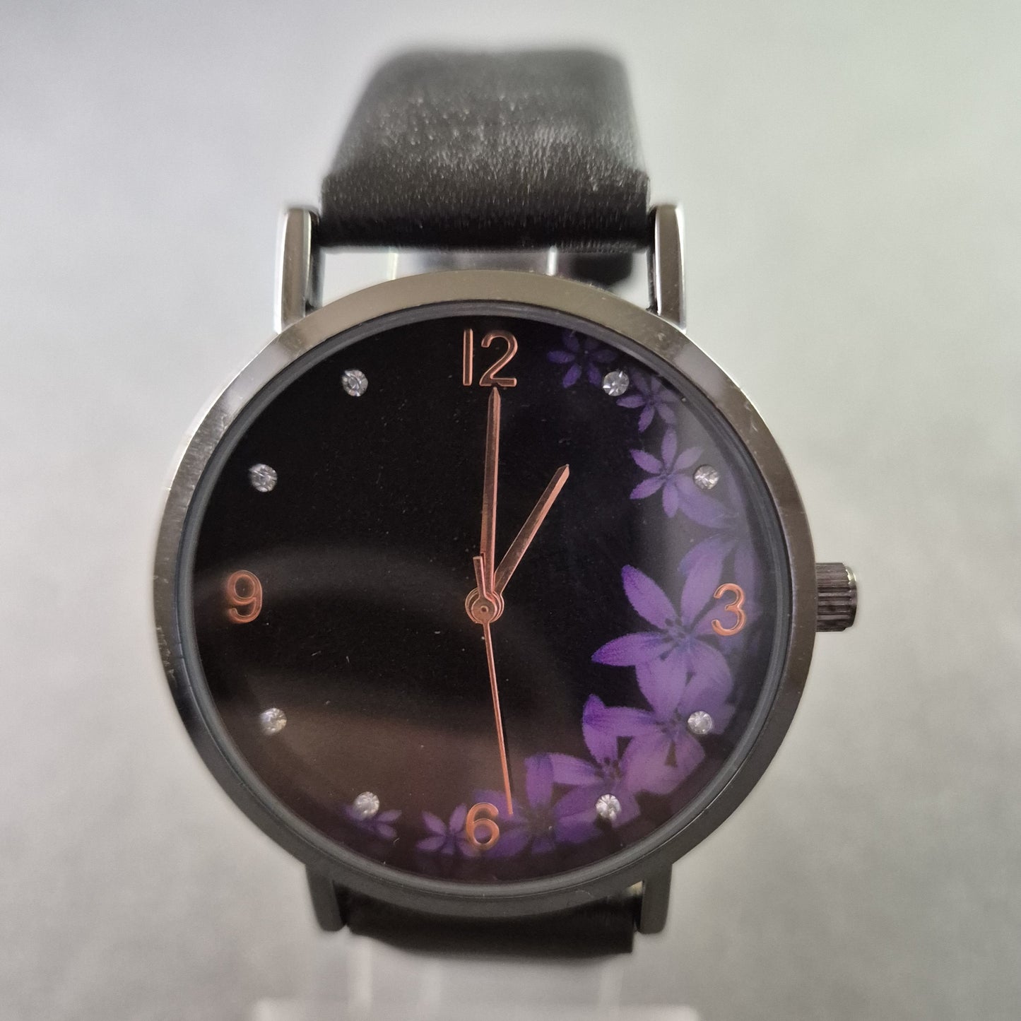 Elegante Damenarmbanduhr von Eternal Love – Blütenzauber in Violett