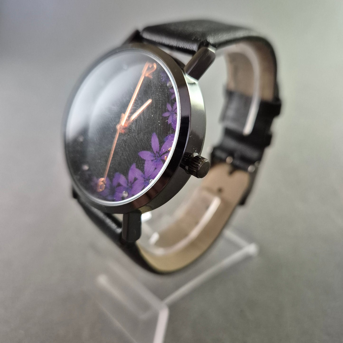 Elegante Damenarmbanduhr von Eternal Love – Blütenzauber in Violett
