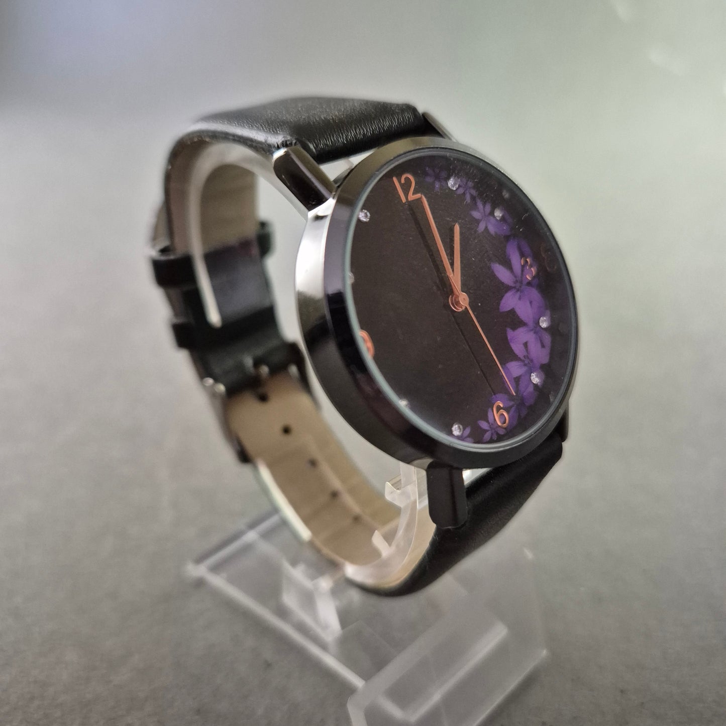 Elegante Damenarmbanduhr von Eternal Love – Blütenzauber in Violett