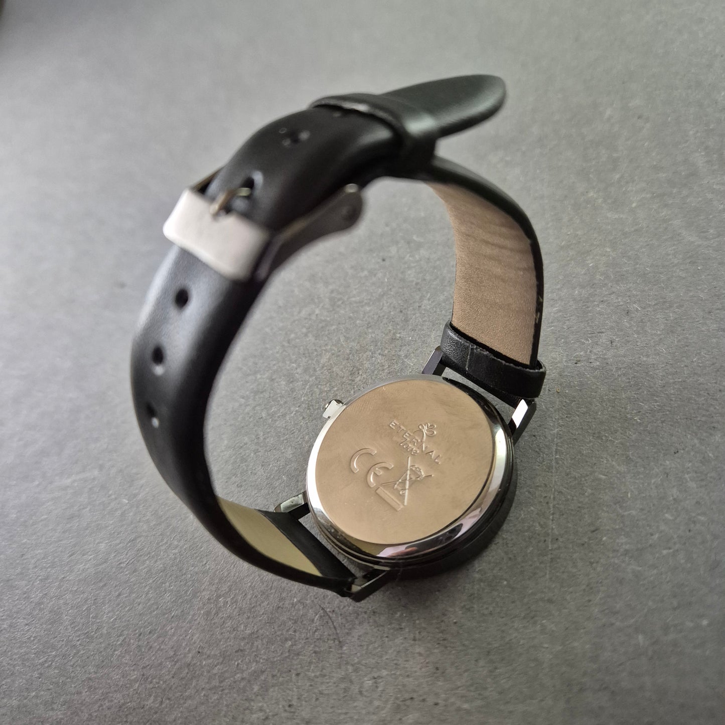 Elegante Damenarmbanduhr von Eternal Love – Blütenzauber in Violett