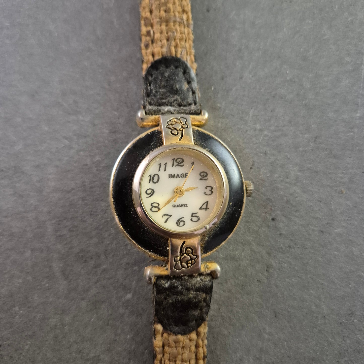 Verspielte Damenarmband Uhr von IMAGE – Blütenmotiv trifft Vintage-Charme