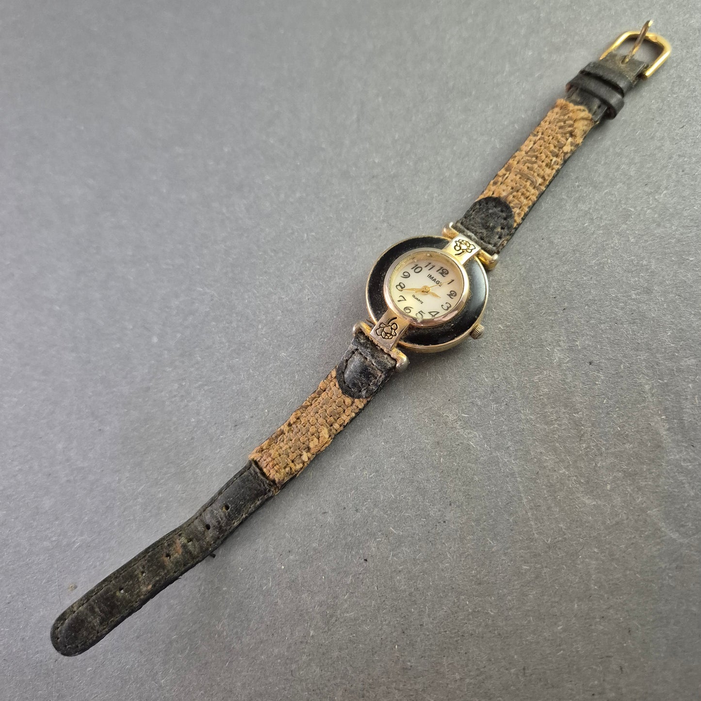 Verspielte Damenarmband Uhr von IMAGE – Blütenmotiv trifft Vintage-Charme